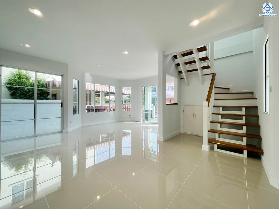 บ้านมือสองตกแต่งใหม่ คุณภาพระดับ L&H โครงการ ชลลดา วัดลาดปลาดุก บนเนื้อที่ 52.5 ตร.ว. ฟังก์ชัน 3 ห้องนอน 2 ห้องน้ำ 2 ที่จอดรถ บนทำเลศักยภาพ เพียง 15 นาทีถึง เซ็นทรัลเวสท์เกต ใกล้รถไฟฟ้าสายสีม่วง "สถานีคลองบางไผ่"